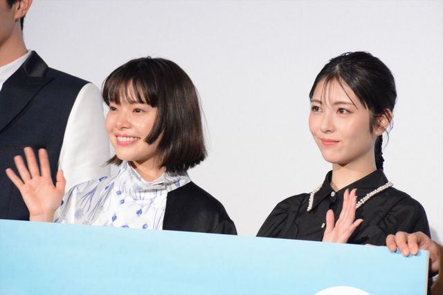 浜辺美波＆杉野遥亮、岸井ゆきのの衝撃回答にビックリ！『やがて海へと届く』公開記念舞台あいさつ（12枚目）