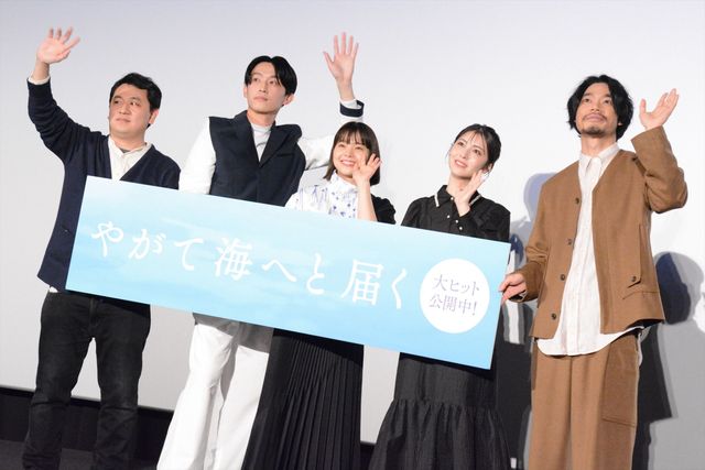浜辺美波＆杉野遥亮、岸井ゆきのの衝撃回答にビックリ！『やがて海へと届く』公開記念舞台あいさつ（14枚目）