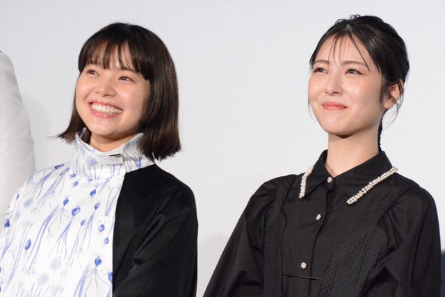 浜辺美波＆杉野遥亮、岸井ゆきのの衝撃回答にビックリ！『やがて海へと届く』公開記念舞台あいさつ（15枚目）