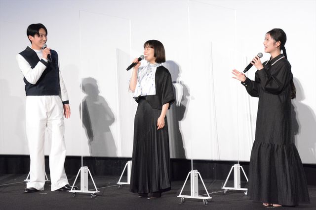 浜辺美波＆杉野遥亮、岸井ゆきのの衝撃回答にビックリ！『やがて海へと届く』公開記念舞台あいさつ（16枚目）