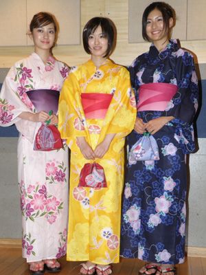 若手美人女優3人がしっとり浴衣姿