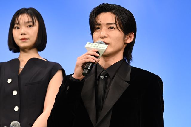 浜辺美波＆目黒蓮ら豪華キャスト集結！『ほどなく、お別れです』完成披露舞台あいさつ（2枚目）