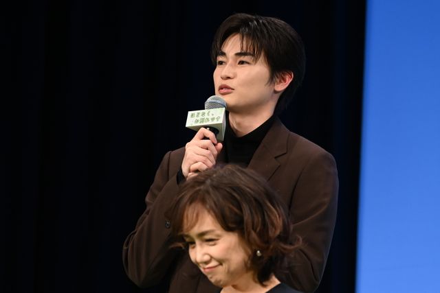 浜辺美波＆目黒蓮ら豪華キャスト集結！『ほどなく、お別れです』完成披露舞台あいさつ（18枚目）