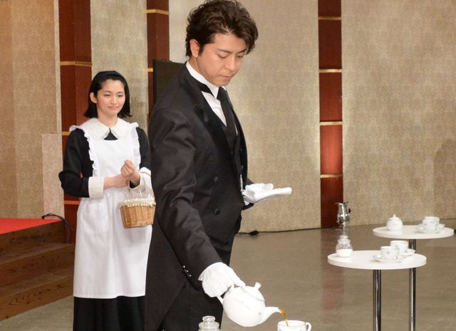 紅茶のサービングを披露した上川隆也