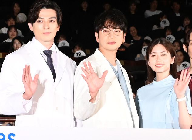 日曜劇場「19番目のカルテ」で共演する新田真剣佑、松本潤、小芝風花