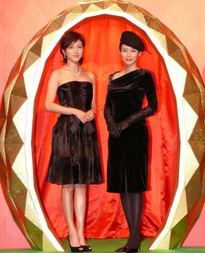 広末涼子と中谷美紀が 黒のセクシー妖艶ドレスで美の競演 第22回東京国際映画祭 シネマトゥデイ
