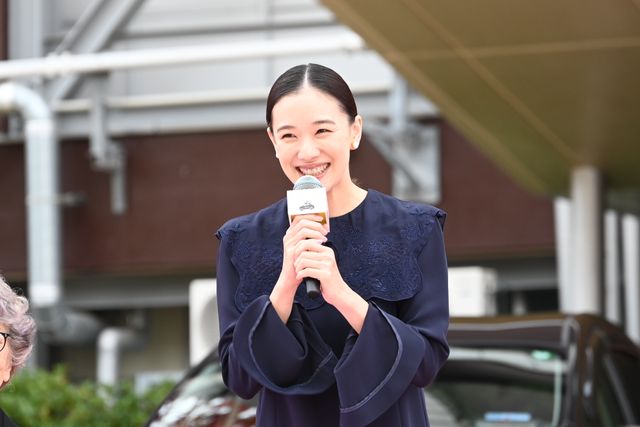 木村拓哉、倍賞千恵子を華麗にエスコート　映画『TOKYOタクシー』タクシーセレモニー（11枚目）