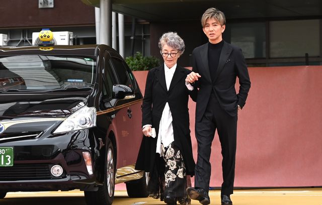 木村拓哉、倍賞千恵子を華麗にエスコート　映画『TOKYOタクシー』タクシーセレモニー（22枚目）