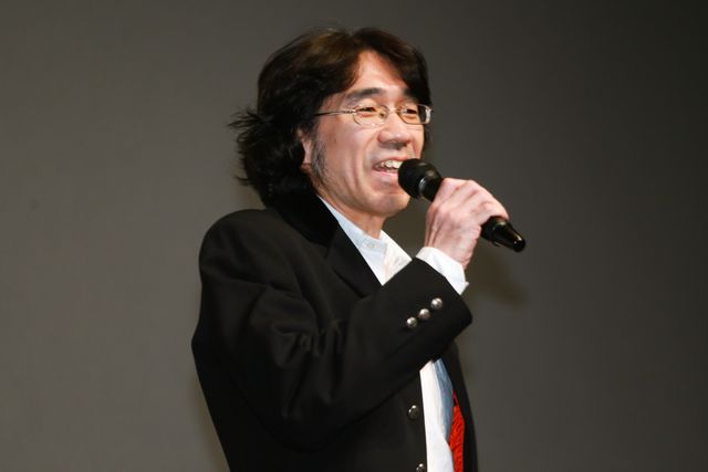 Perfumeの数十秒にわたるお辞儀に倣って監督も深々とお辞儀　画像ギャラリー：フォトギャラリー