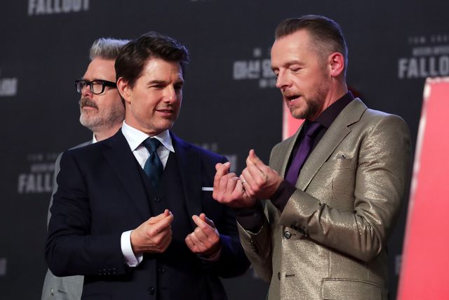 手をギュッ！仲良しトム・クルーズ＆サイモン・ペッグ【全12枚】（2枚目）