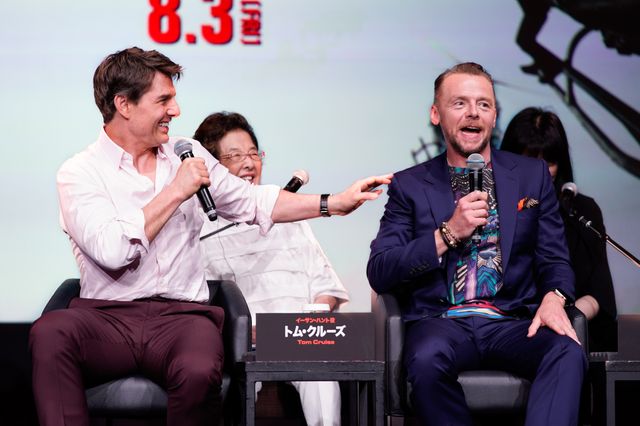 手をギュッ！仲良しトム・クルーズ＆サイモン・ペッグ【全12枚】（3枚目）