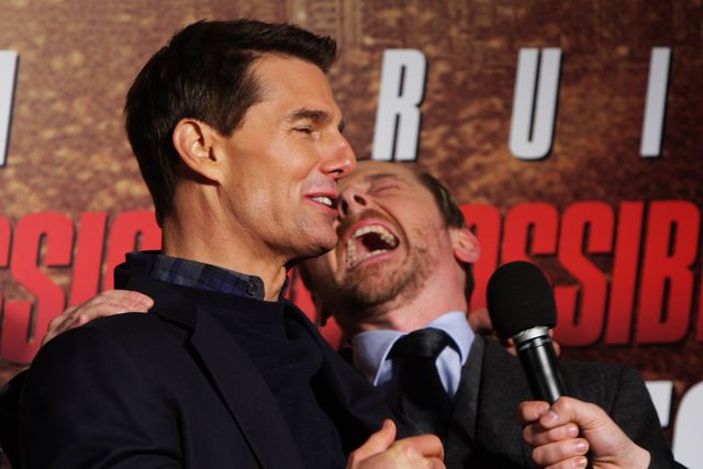 手をギュッ！仲良しトム・クルーズ＆サイモン・ペッグ【全12枚】（6枚目）