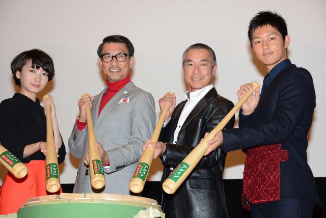 バットで鏡開き！『アゲイン 28年目の甲子園』初日舞台あいさつフォトギャラリー（10枚目）