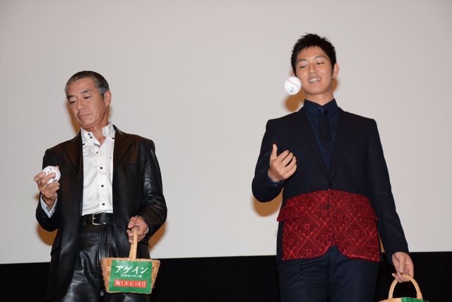 バットで鏡開き！『アゲイン 28年目の甲子園』初日舞台あいさつフォトギャラリー（13枚目）