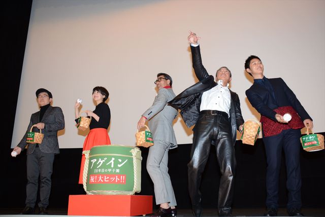 バットで鏡開き！『アゲイン 28年目の甲子園』初日舞台あいさつフォトギャラリー（14枚目）