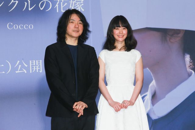 黒木華が白のワンピースで岩井俊二監督と一緒に登場!