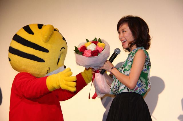 山口もえ、しまじろうとのハグに大喜び！『劇場版　しまじろうのわお！　しまじろうと　えほんのくに』完成披露上映会ギャラリー（2枚目）