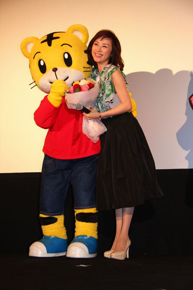 山口もえ、しまじろうとのハグに大喜び！『劇場版　しまじろうのわお！　しまじろうと　えほんのくに』完成披露上映会ギャラリー（3枚目）