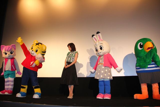 山口もえ、しまじろうとのハグに大喜び！『劇場版　しまじろうのわお！　しまじろうと　えほんのくに』完成披露上映会ギャラリー（6枚目）