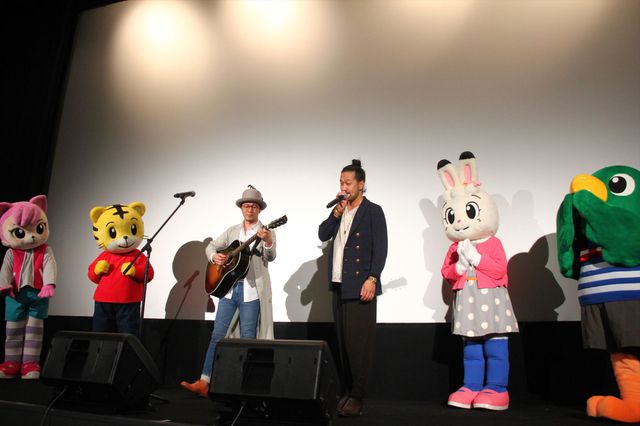 山口もえ、しまじろうとのハグに大喜び！『劇場版　しまじろうのわお！　しまじろうと　えほんのくに』完成披露上映会ギャラリー（7枚目）