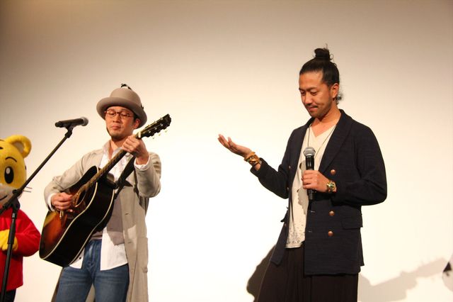 山口もえ、しまじろうとのハグに大喜び！『劇場版　しまじろうのわお！　しまじろうと　えほんのくに』完成披露上映会ギャラリー（8枚目）