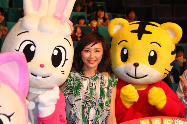 山口もえ、しまじろうとのハグに大喜び！『劇場版　しまじろうのわお！　しまじろうと　えほんのくに』完成披露上映会ギャラリー（9枚目）