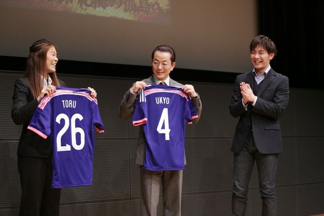 『相棒』水谷豊＆成宮寛貴、役名入りサッカー日本女子代表ユニフォームをゲット！フォトギャラリー（7枚目）