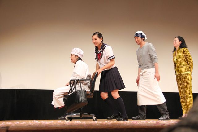 樹木希林をサポートする孫娘・内田伽羅　『あん』完成披露試写会フォトギャラリー：フォトギャラリー