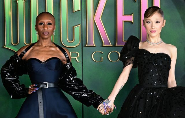 シンシア・エリヴォとアリアナ・グランデ（ロンドンプレミアで撮影）