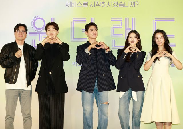 パク・ボゴム、スジが登場！『ワンダーランド』製作発表会の様子（15枚目）