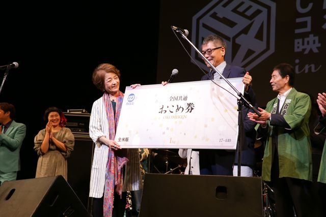 コメディ栄誉賞受賞の山田洋次監督の授賞式にさくら、源ちゃんら寅さんファミリーが集結！　画像ギャラリー（2枚目）