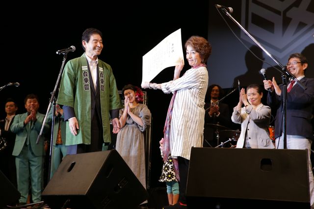 コメディ栄誉賞受賞の山田洋次監督の授賞式にさくら、源ちゃんら寅さんファミリーが集結！　画像ギャラリー（12枚目）