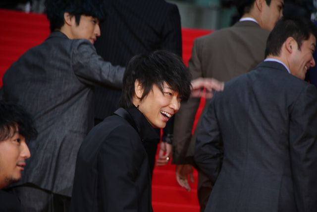 綾野剛、新成人へメッセージ「自分をしっかり照らし続け、照らしてくれてる人たちをたくさん愛して」　画像ギャラリー（19枚目）