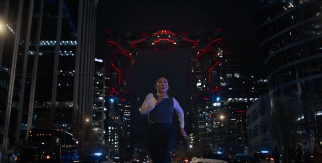 レコグナイザーから全力で逃げるヒロイン・イヴ - 画像は『トロン:アレス』より