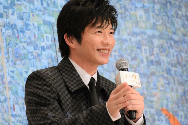 田中圭、俳優犬ベックに優しく寄り添う！映画『ハウ』完成披露上映会（3枚目）