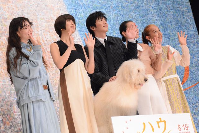 田中圭、俳優犬ベックに優しく寄り添う！映画『ハウ』完成披露上映会（23枚目）