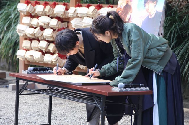 高橋一生＆川口春奈、めっちゃ笑顔！映画『九月の恋と出会うまで』完成披露イベント（12枚目）