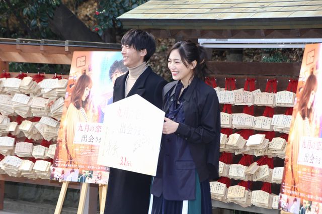 高橋一生＆川口春奈、めっちゃ笑顔！映画『九月の恋と出会うまで』完成披露イベント（16枚目）