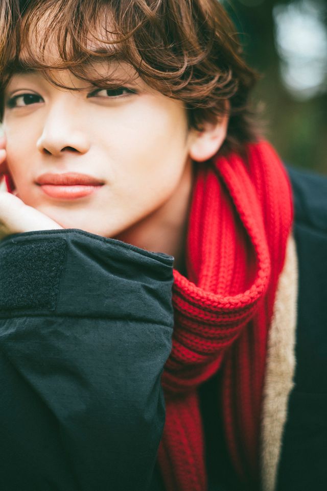 美しい…！学ラン姿の宮世琉弥　スタイルブック「RB17 りゅうびセブンティーン」収録カット（4枚目）