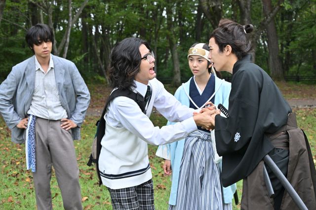 「仮面ライダーガッチャード」落ち込む加治木…聖に彼氏がいた！第10話場面カット：フォトギャラリー