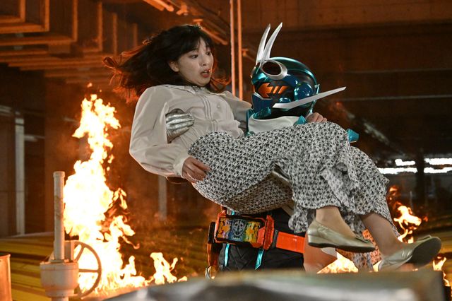 「仮面ライダーガッチャード」落ち込む加治木…聖に彼氏がいた！第10話場面カット（2枚目）