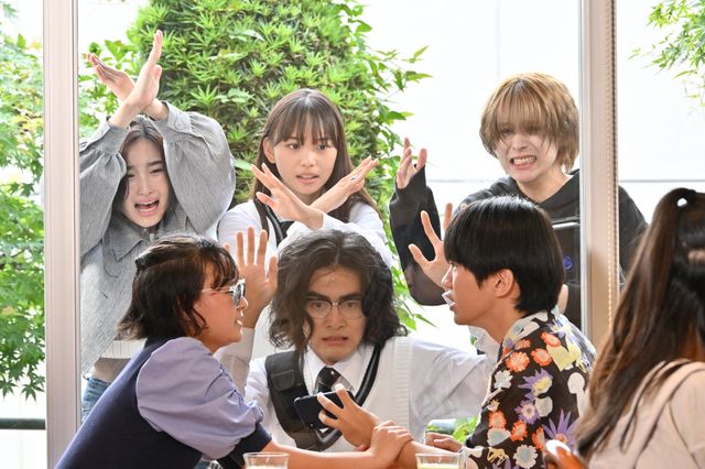 「仮面ライダーガッチャード」落ち込む加治木…聖に彼氏がいた！第10話場面カット（3枚目）