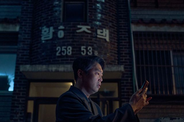 不気味なイム・シワン…Netflix映画『スマホを落としただけなのに』より（11枚目）