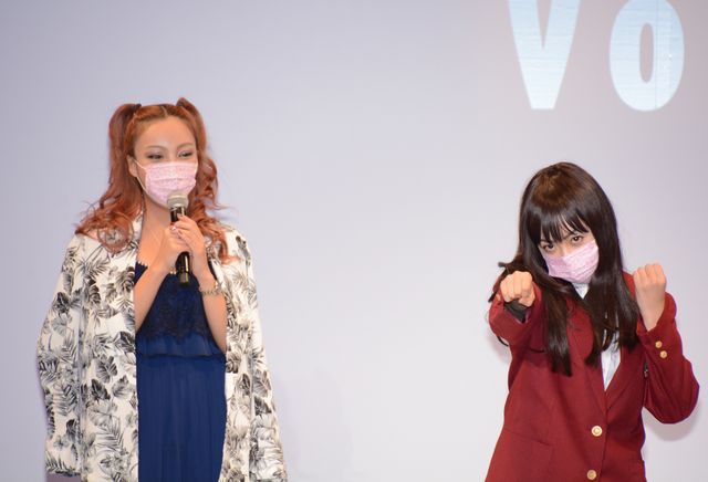 安室奈美恵に変身したざわちん マスクなしのタレント活動に 体も張ります と意欲的 シネマトゥデイ