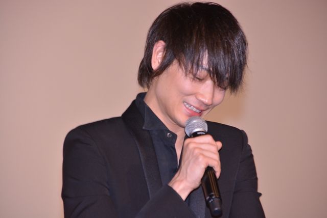 後輩から誕生日を祝われてうれしそうな綾野剛『新宿スワンII』大ヒット御礼イベントフォトギャラリー：フォトギャラリー