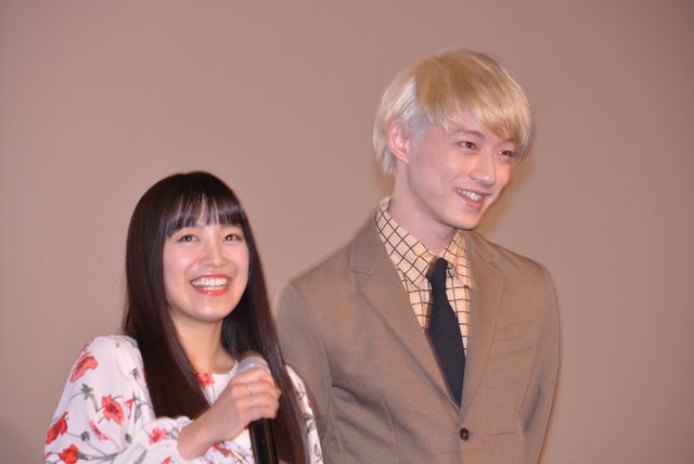 後輩から誕生日を祝われてうれしそうな綾野剛『新宿スワンII』大ヒット御礼イベントフォトギャラリー（2枚目）