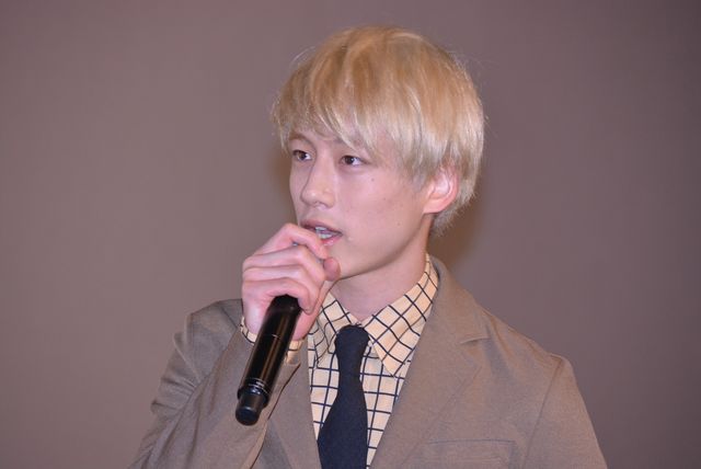 後輩から誕生日を祝われてうれしそうな綾野剛『新宿スワンII』大ヒット御礼イベントフォトギャラリー（5枚目）