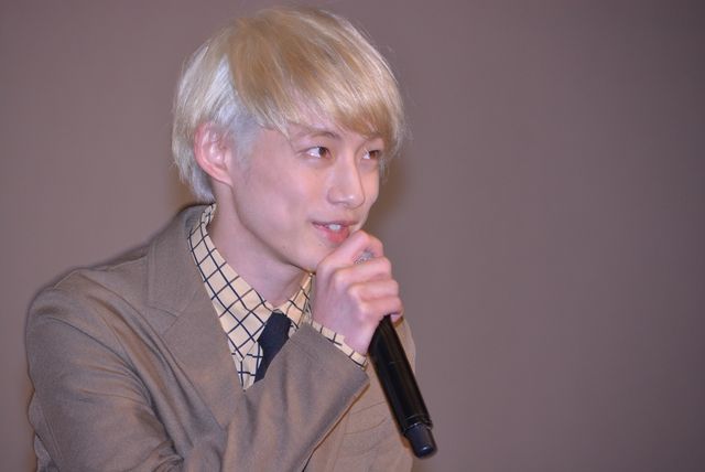 後輩から誕生日を祝われてうれしそうな綾野剛『新宿スワンII』大ヒット御礼イベントフォトギャラリー（6枚目）