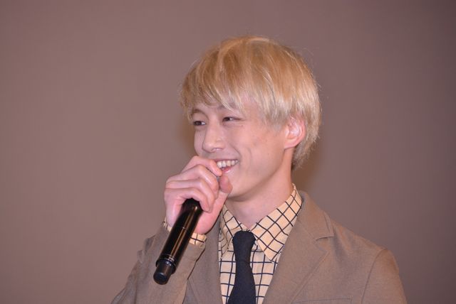 後輩から誕生日を祝われてうれしそうな綾野剛『新宿スワンII』大ヒット御礼イベントフォトギャラリー（7枚目）