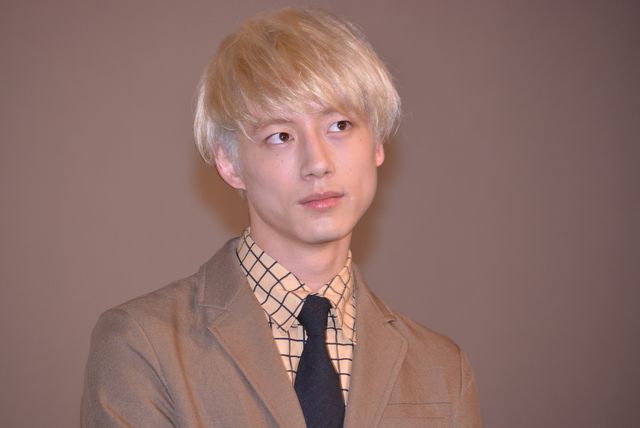 後輩から誕生日を祝われてうれしそうな綾野剛『新宿スワンII』大ヒット御礼イベントフォトギャラリー（9枚目）